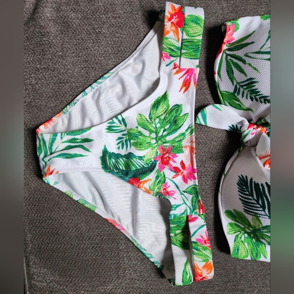 Shade & Shore Bikini Set - White Floral - Size 34D/Small - Picture 2 of 8